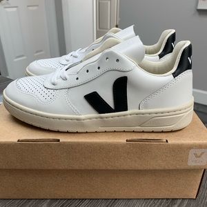 Vera V-10 lace up sneakers